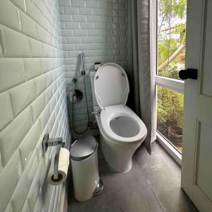 プラヤ・ベナオにあるVenao - Blue27 Cozy Villaのトイレと窓のあるバスルーム +11枚の写真