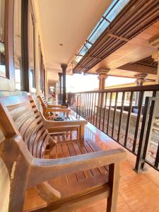 zwei Bänke auf einem Balkon eines Gebäudes in der Unterkunft ABI Hotel4 - 1 minute to the Beach and 1 second to the Mall in Ngurah Rai International Airport