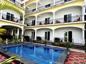 モージムにあるMorjim Sunset Guesthouse - 300 meter to Morjim Beachの建物の前のプール