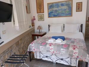 Ένα ή περισσότερα κρεβάτια σε δωμάτιο στο Athinas Art House