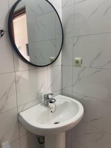 un baño con lavabo y espejo en Massinga Guest House, en Massinga