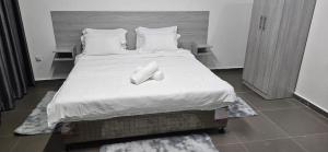 Una cama con dos toallas blancas encima. en Massinga Guest House, en Massinga