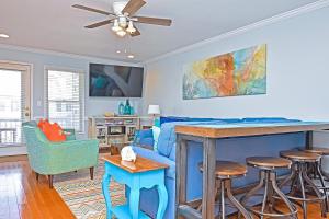 TV a/nebo společenská místnost v ubytování 5 Decks