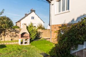 a garden with an outdoor oven in a house at Maison familiale 8 personnes entre mer et campagne in Bégard