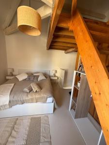 Postel nebo postele na pokoji v ubytování Maison de village au cœur du Marais Poitevin