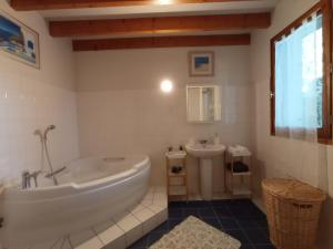 Koupelna v ubytování Grande ferme bretonne proche des plages + 42 fotografií