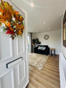 a living room with a door with a flower wreath at Modern 1 bedroom house in Lincolnshire