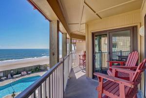 Chadwick AcresTopsail Dunes的带两把椅子的阳台、游泳池和大海