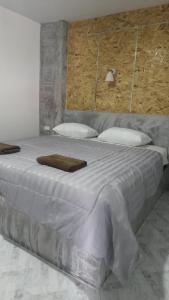 una cama grande con sábanas y almohadas blancas en Lanta Miss House, en Ko Lanta Yai