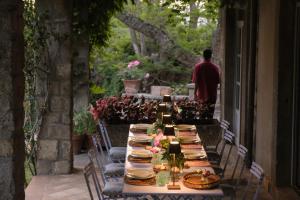 Una mesa con platos de comida y un hombre parado afuera. en Villa Rossi Danielli - By TDF, en Viterbo 77 fotos más