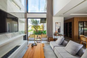 a living room with a couch and a table at Casa Golf in Camboriú