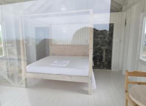 Ένα ή περισσότερα κρεβάτια σε δωμάτιο στο Harrys Cottages Cottage 5 right on the pink sand