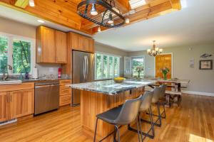 Η κουζίνα ή μικρή κουζίνα στο Lake Lure