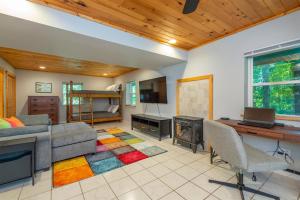 Μια τηλεόραση ή/και κέντρο ψυχαγωγίας στο Lake Lure