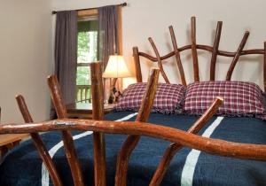 Postel nebo postele na pokoji v ubytování Rustic Yet Modern Fishing and White Water Rafting Cabin in Scenic Nantahala Mountains of North Carolina