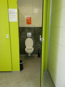 BantにあるDe Wachtloperの個室に白いトイレがあるバスルーム