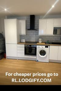 Una cocina con gabinetes blancos y lavadora. en Rentals Leicester 2 - Free Street Parking, en Leicester 2 fotos más