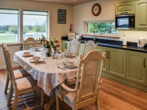 una sala da pranzo con tavolo e sedie e una cucina di Chestnut Cottage - Uk48294 a Great Yarmouth