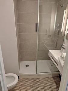 Ένα μπάνιο στο B&B HOTEL Mâcon Sud