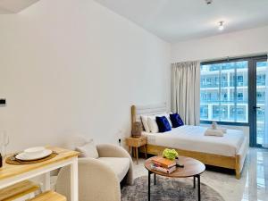 Un lugar para sentarse en Smart City Escape Modern Studio in Oasis Tower 1