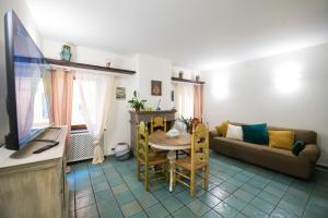 a living room with a table and a couch at Blue Goose Apartment in Ronciglione
