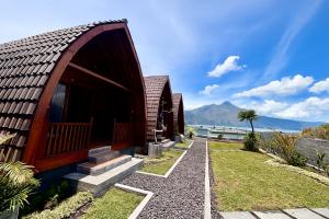 a small house with a view of the water at Arkatama Lumbung Bali in Onggokanbatue
