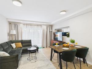 TV a/nebo společenská místnost v ubytování ApartamentySnu, Kasztelańska Loft