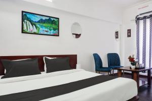 Postel nebo postele na pokoji v ubytování FabHotel Nisarg Villa + 15 fotografií