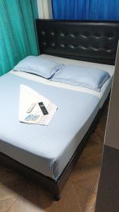 Una cama con sábanas blancas y visor. en Hotel Bogotá Airport, en Bogotá