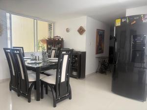 Η κουζίνα ή μικρή κουζίνα στο Lindo apartamento de 3 alcobas y de dos cómodo para una linda estadía en Cartagena