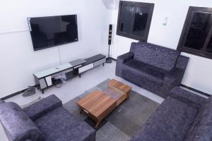 a living room with two couches and a coffee table at Appartement Meublée Confort et Élégance au Mariste in Dakar