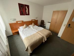 Una cama o camas en una habitación de Hotel Elsen
