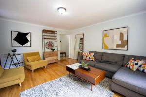 Posezení v ubytování 3bedroom APT with balcony & free street parking