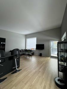 sala de estar amplia con sofá y mesa en Modern townhouse in Lofoten, en Leknes