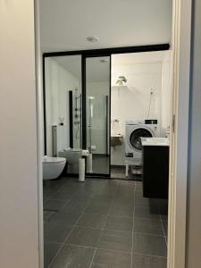 Un baño con bañera, lavabo e inodoro. en Modern townhouse in Lofoten, en Leknes 11 fotos más