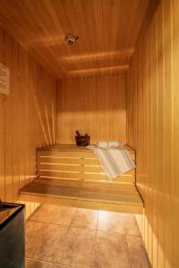 eine Sauna mit einer Bank in einer Holzwand in der Unterkunft Family-Friendly Ski in-Ski out Retreat by Skarsnuten in Hemsedal