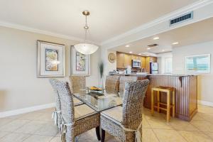Nhà bếp/bếp nhỏ tại Edgewater Beach Resort 602 Destin (Condo)