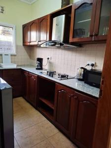 Kuchyň nebo kuchyňský kout v ubytování Moshi Comfort Stay