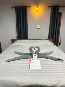 a bed with a heart made out of two snakes at FourTwoEight Pai Resort in Kampong Huaibū