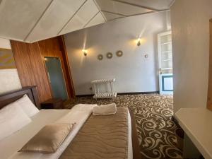 ein Schlafzimmer mit einem großen Bett in einem Zimmer in der Unterkunft Peak View Cottage in Nuwara Eliya