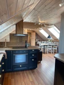 Kuchyň nebo kuchyňský kout v ubytování Havbris apartment with sea view in Borhaug, Farsund