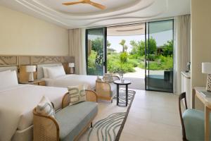 Un pat sau paturi într-o cameră la InterContinental Red Sea Resort by IHG