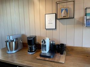 Una cafetera colocada encima de un mostrador en Havbris apartment with sea view in Borhaug, Farsund, en Borhaug