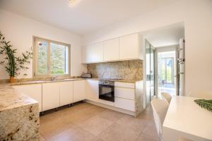 Køkken eller tekøkken på Unique villa nestled between mountains