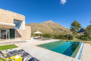 Πισίνα στο ή κοντά στο Unique villa nestled between mountains