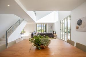 Et opholdsområde på Unique villa nestled between mountains