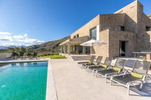 Πισίνα στο ή κοντά στο Unique villa nestled between mountains