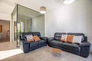 Et opholdsområde på Unique villa nestled between mountains + 16 billeder