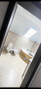 ein Badezimmer mit zwei Toiletten und einem Waschbecken in der Unterkunft Dani Gorbaciov 