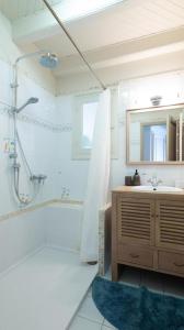 Un baño con bañera, lavabo y ducha. en Gîte Le Gîte des Champs, à Montbrun., en Montbrun